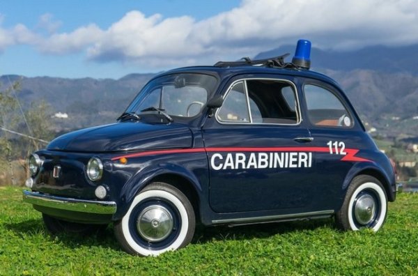 Друга скромна патрулна кола е управлявана от италиански карабинери. Машината от 1970 г. е оборудвана с двуцилиндров боксер с мощност 18 к. с. с обем 0,5 л с въздушно охлаждане. Четиристепенната механика прехвърля сцеплението към задния мост.

Скромният дизайн с обозначение F означава минимум оборудване - осигурени са само контролни устройства. Основният тъмносин цвят на тялото е допълнен от червени ивици и бели надписи Carabinieri. Колелата са боядисани в цвета на каросерията и са оборудвани с хромирани капачки, а на покрива е монтирана синя мигаща лампа.